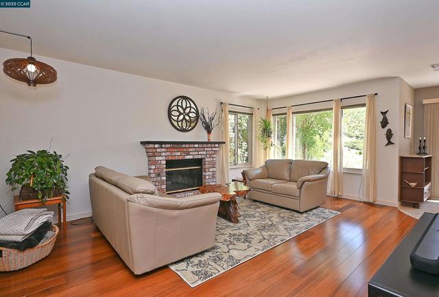 594 Morning Glory Dr, Benicia CA: https://media.crmls.org/mediaz/d146f0b9-72fb-414f-8043-a8d048c0f260.jpg