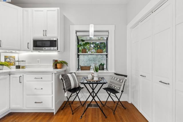 3206 Garfield Ave, Alameda CA: https://media.crmls.org/mediaz/d14770ca-2ae8-4338-ba7a-5d6175ed2f27.jpg