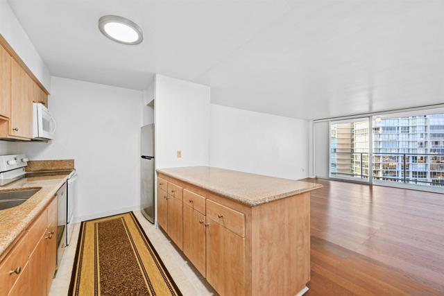 1830 Avenida Del Mundo, Coronado CA: https://media.crmls.org/mediaz/d147bd19-3a76-4f50-91a9-86ca8011ba37.jpg