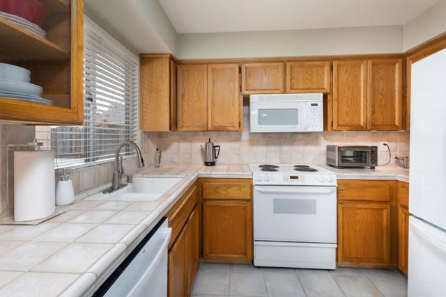 847 Amber Avenue, Clovis CA: https://media.crmls.org/mediaz/d147f04f-1f42-4374-aad1-ddc675a8f243.jpg