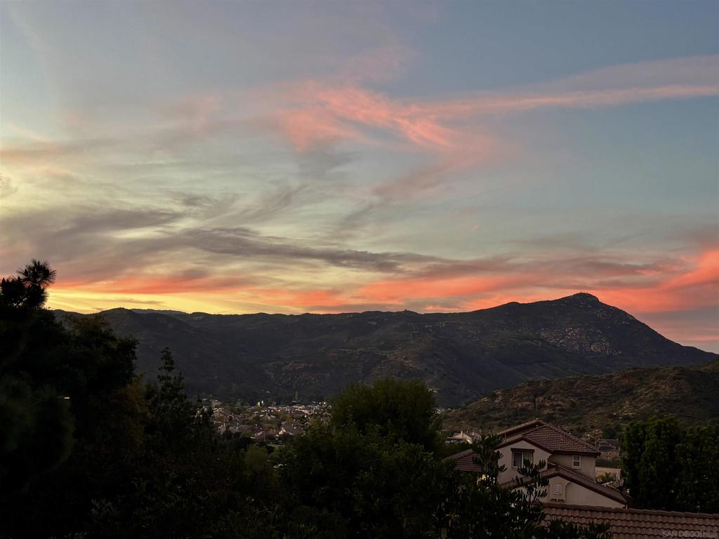 https://media.crmls.org/mediaz/d147f13c-6225-428e-b1b1-99d8b38fc337.jpg?preset=X-Large