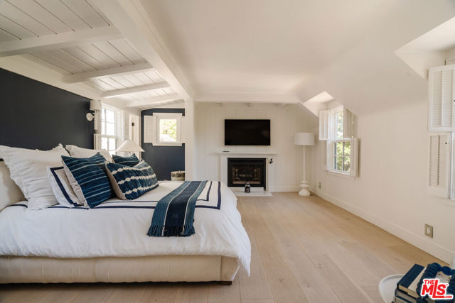 3100 Coldwater Canyon Avenue, Studio City CA: https://media.crmls.org/mediaz/d148f89f-4fe7-41c3-87cc-1a5f525528b5.jpg