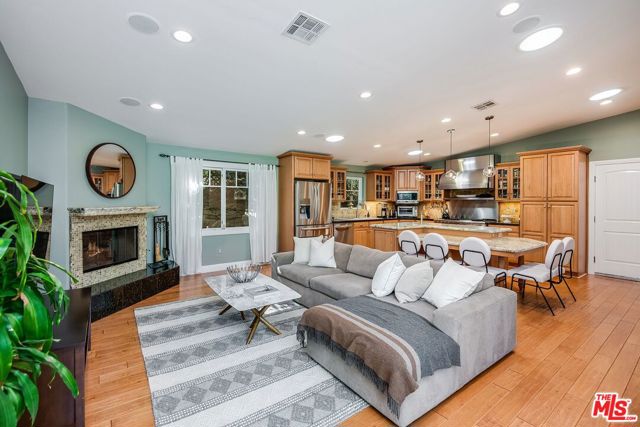 4538 Lemp Avenue, Studio City CA: https://media.crmls.org/mediaz/d1493c9e-0073-4445-9401-d22e09ee9141.jpg