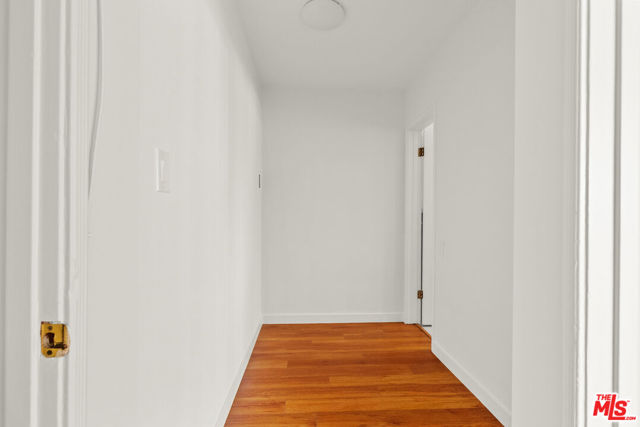 272 S Doheny Drive, Beverly Hills CA: https://media.crmls.org/mediaz/d149a8a6-e19a-4f36-8cef-65ed49e6f091.jpg
