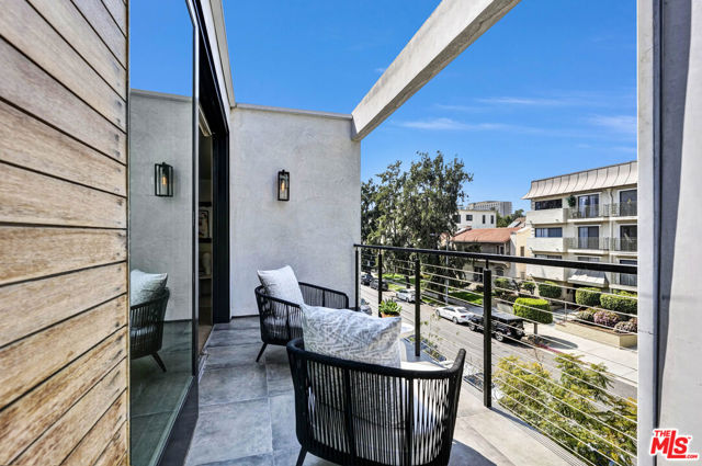 132 N Swall Drive, Los Angeles CA: https://media.crmls.org/mediaz/d149c061-0e11-40e8-8e15-fe83f8f7d2ea.jpg
