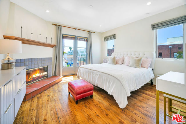 1414 N Harper Avenue, West Hollywood CA: https://media.crmls.org/mediaz/d149e072-e1b6-4bb7-b3aa-d5ff32442129.jpg
