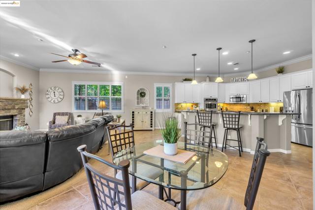 1117 Teal Ct, Brentwood CA: https://media.crmls.org/mediaz/d14a532d-683b-4c49-ad18-62d3ffde211a.jpg