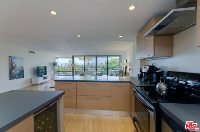 4337 Marina City Drive, Marina del Rey CA: https://media.crmls.org/mediaz/d14bd70c-023b-487b-abca-2e8c3bfdfe33.jpg