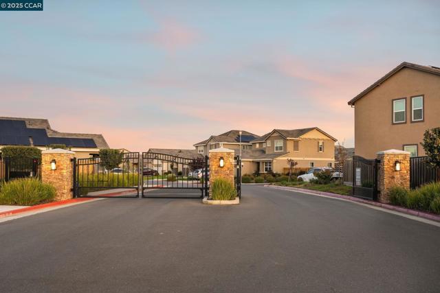 9603 Del Seis Dr, Sacramento CA: https://media.crmls.org/mediaz/d14be551-cdc9-4cbc-b9c6-f8316a86bcba.jpg
