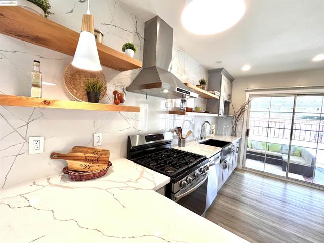389 White Dr, Hayward CA: https://media.crmls.org/mediaz/d14ce11f-ce30-4126-b4be-41ca6854c586.jpg