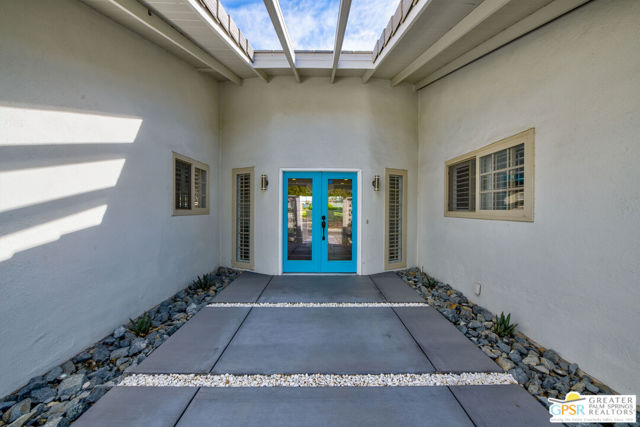 2002 S Bobolink Lane, Palm Springs CA: https://media.crmls.org/mediaz/d14d331e-6a96-409f-89aa-c42e42864392.jpg