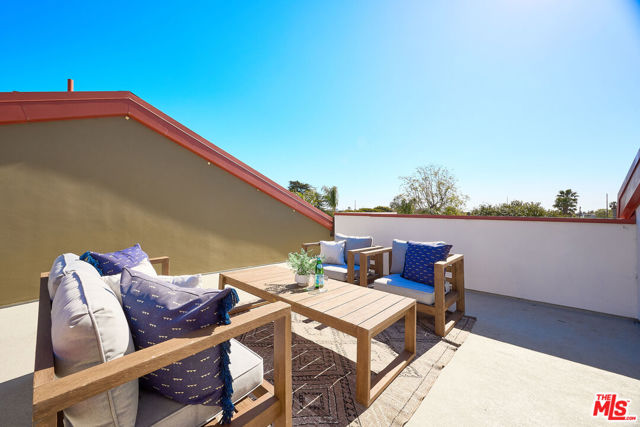 2121 Virginia Avenue, Santa Monica CA: https://media.crmls.org/mediaz/d14db195-e2cb-4ddf-abe6-09b5b4395cc6.jpg
