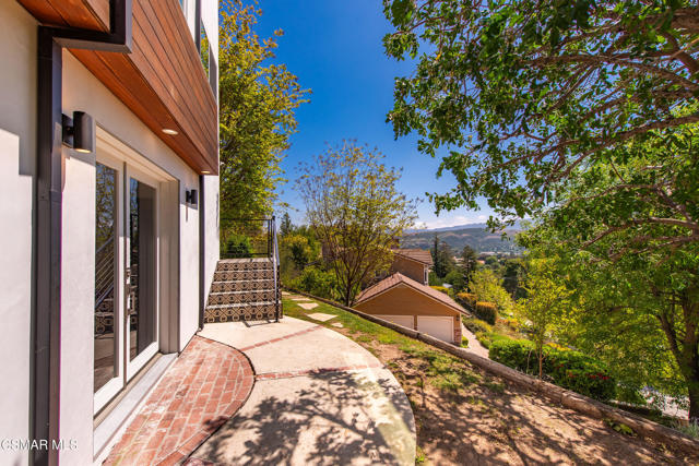 28333 Foothill Drive, Agoura Hills CA: https://media.crmls.org/mediaz/d14e446b-951e-4c64-997e-f417d09b0d9b.jpg