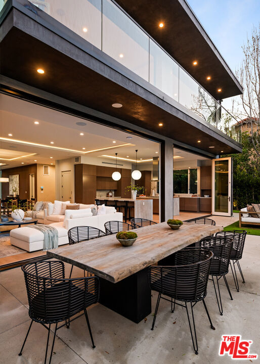 615 23rd Street, Santa Monica CA: https://media.crmls.org/mediaz/d14f6ae7-6ac8-40ef-a3e8-da11377a3bf4.jpg