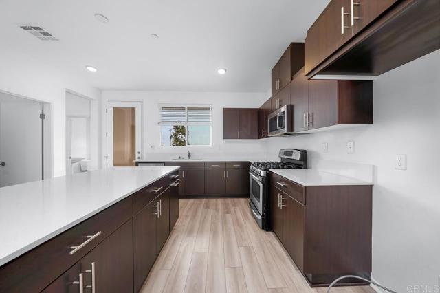 Detail Gallery Image 7 of 49 For 5232 Beachfront Cove St #81,  San Diego,  CA 92154 - 4 Beds | 3/1 Baths