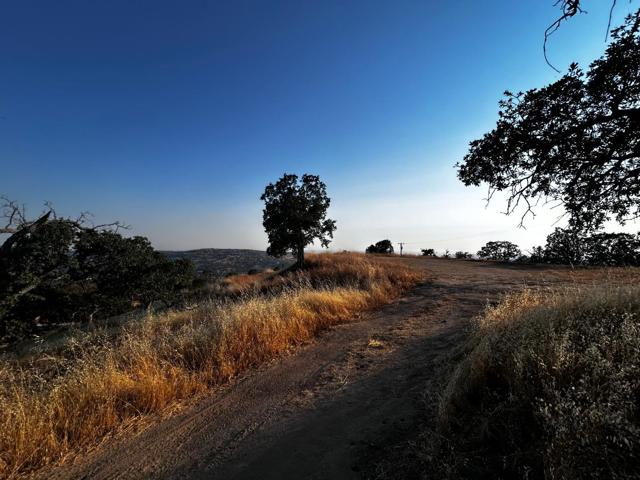 41176 Lilley Mountain Drive, Coarsegold CA: https://media.crmls.org/mediaz/d151b4e5-b87c-4c53-acdb-466275f58d98.jpg