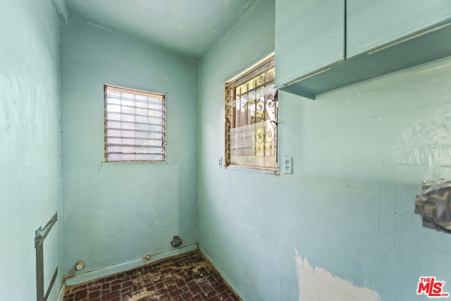 4958 Loleta Avenue, Los Angeles CA: https://media.crmls.org/mediaz/d151bd08-459a-48f2-89cb-08904c4850cc.jpg