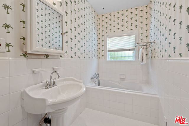 924 S Orange Grove Avenue, Los Angeles CA: https://media.crmls.org/mediaz/d1533973-4dec-4be4-bf46-6a197729b7f4.jpg