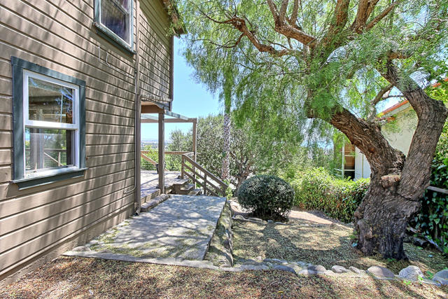 2108 Sunset Drive, Ventura CA: https://media.crmls.org/mediaz/d1541126-3c4f-4c49-8ca2-50bea01c78b1.jpg