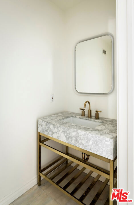 502 Smithwood Drive, Beverly Hills CA: https://media.crmls.org/mediaz/d1542a66-6930-4e1e-8966-2755576832f0.jpg