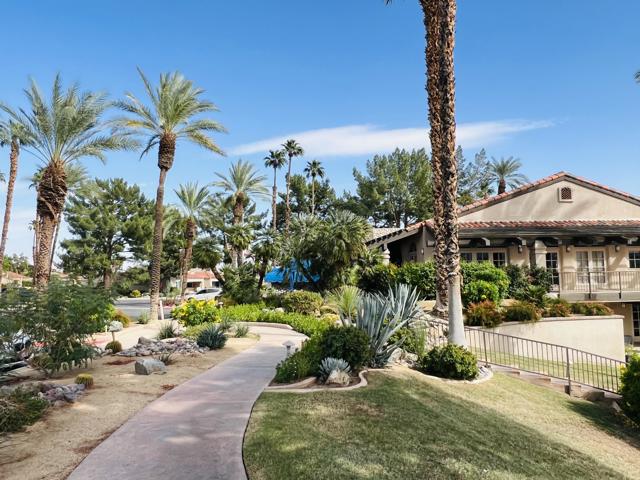 165 Lake Shore Drive, Rancho Mirage CA: https://media.crmls.org/mediaz/d1544384-0538-4839-b772-5f837f39d453.jpg