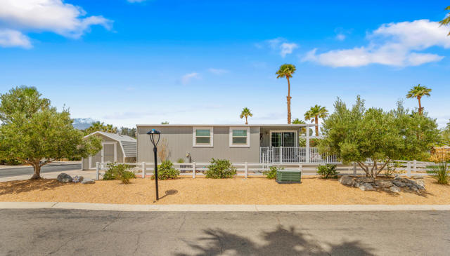 16400 Bubbling Wells Road, Desert Hot Springs CA: https://media.crmls.org/mediaz/d1546d46-2ebd-4908-94d8-94b10f4610e7.jpg