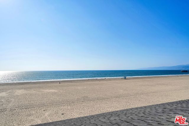 4 Lighthouse Street, Marina del Rey CA: https://media.crmls.org/mediaz/d1553e9a-442e-4adb-9c1a-fc53634acfa3.jpg