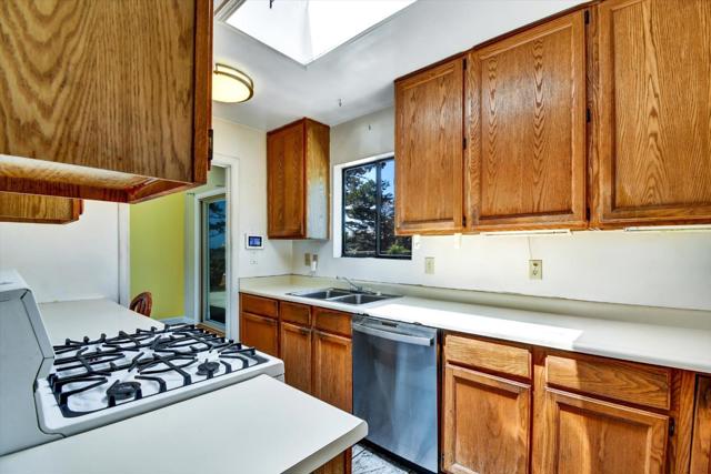 331 Manor Drive, Pacifica CA: https://media.crmls.org/mediaz/d156256a-ce00-44d6-b1da-bb9ce98f7bcd.jpg