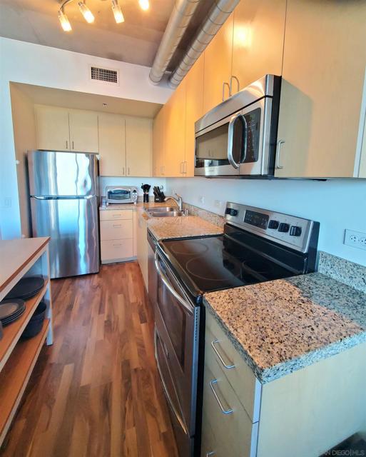 1080 Park Blvd #309, San Diego CA: https://media.crmls.org/mediaz/d1566c8e-3afd-4148-ab61-aa23489db81e.jpg