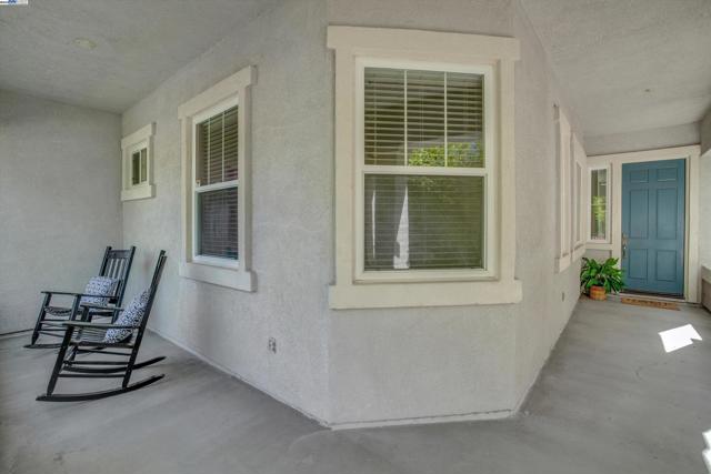 342 Roundhill Dr, Brentwood CA: https://media.crmls.org/mediaz/d156f268-f033-492a-af2c-bb641a590d6e.jpg