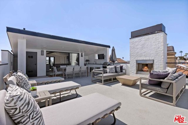 4106 River Avenue, Newport Beach CA: https://media.crmls.org/mediaz/d157cdbf-12cd-4a17-b9e3-94df5c0eb7a0.jpg