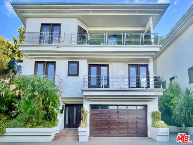 8835 Evanview Drive, Los Angeles CA: https://media.crmls.org/mediaz/d1591fe8-bc64-4e9d-8337-d71ac69b6d39.jpg