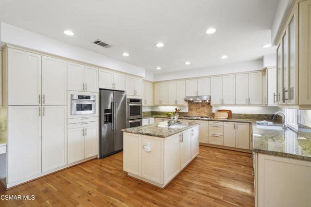 657 Via Vista Vista, Newbury Park CA: https://media.crmls.org/mediaz/d1599670-1367-4d7d-9ee5-65ced7ac0733.jpg
