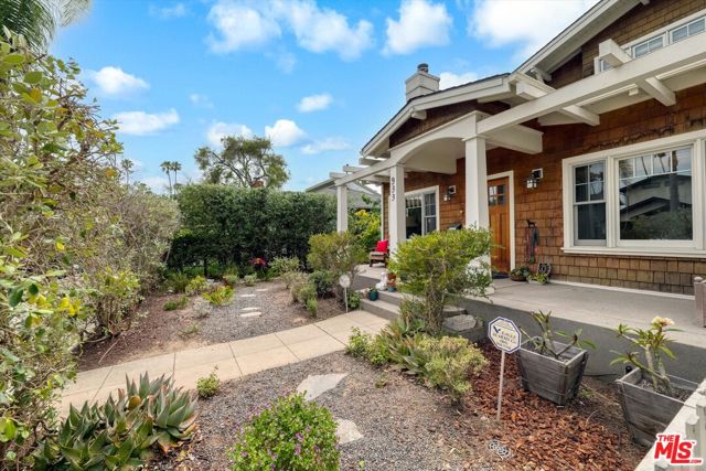 933 W Venezia Avenue, Venice CA: https://media.crmls.org/mediaz/d15ab472-2bb4-4961-b4f5-f34e0e04feb7.jpg