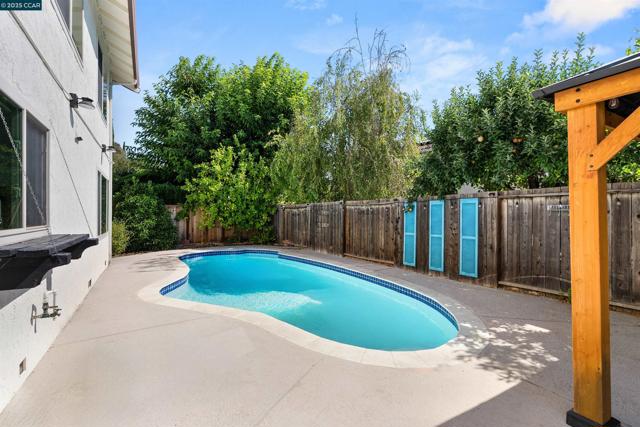 4403 Winterberry Ct, Concord CA: https://media.crmls.org/mediaz/d15c3122-2505-4ba5-b802-550911072fb5.jpg