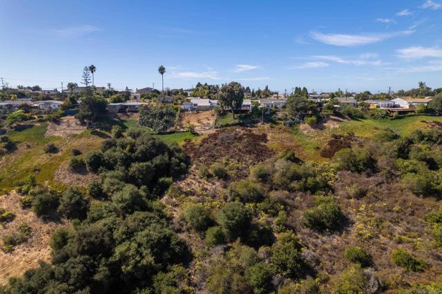 3833 Tomahawk Ln, San Diego CA: https://media.crmls.org/mediaz/d15cbd1a-23fc-4464-bcb1-1d377408b307.jpg
