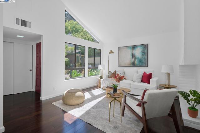 606 Baywood Rd, Alameda CA: https://media.crmls.org/mediaz/d15d3cbb-47b0-4689-95fd-e7c4d4023a0f.jpg