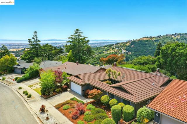 7927 Phaeton Dr, Oakland CA: https://media.crmls.org/mediaz/d15d4bee-c6e7-4b6f-8534-57e36b1ec9dc.jpg