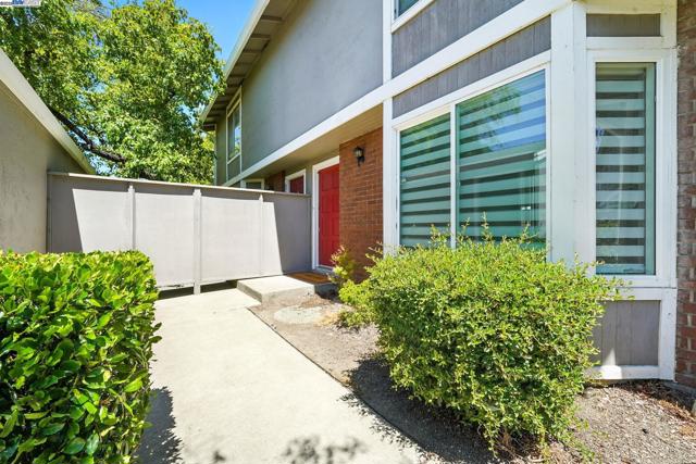 824 Royal Ann Ln, Concord CA: https://media.crmls.org/mediaz/d15d797a-360f-4b97-bf28-6082b2f646e7.jpg