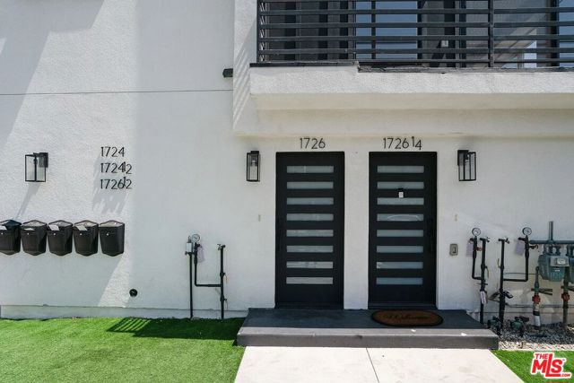 1726 Menlo Avenue, Los Angeles CA: https://media.crmls.org/mediaz/d15d9d6d-b3a5-4453-b056-9c7a81df5d54.jpg