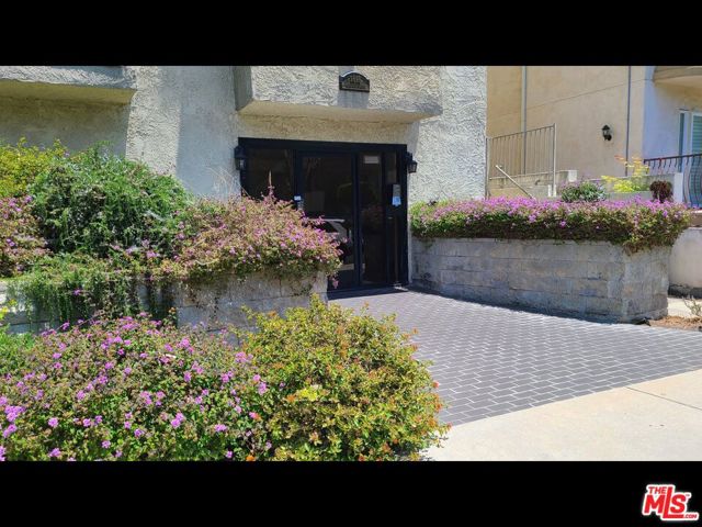 1818 Glendon Avenue, Los Angeles CA: https://media.crmls.org/mediaz/d15e5e20-d0a3-4ed4-985b-fad499bee47a.jpg