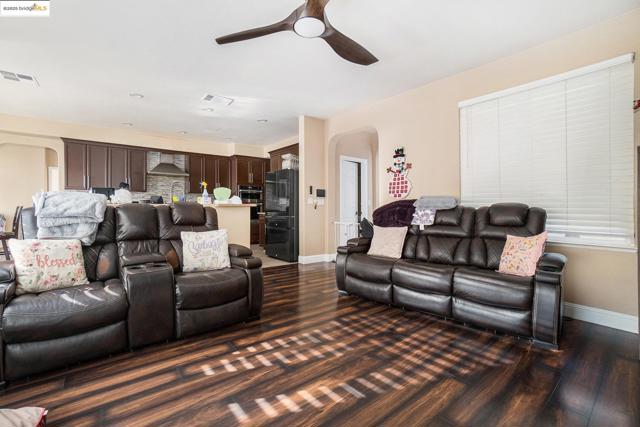 3238 Panda Ct, Antioch CA: https://media.crmls.org/mediaz/d15f24fc-9ba9-45f4-9392-c181cbd5b07e.jpg