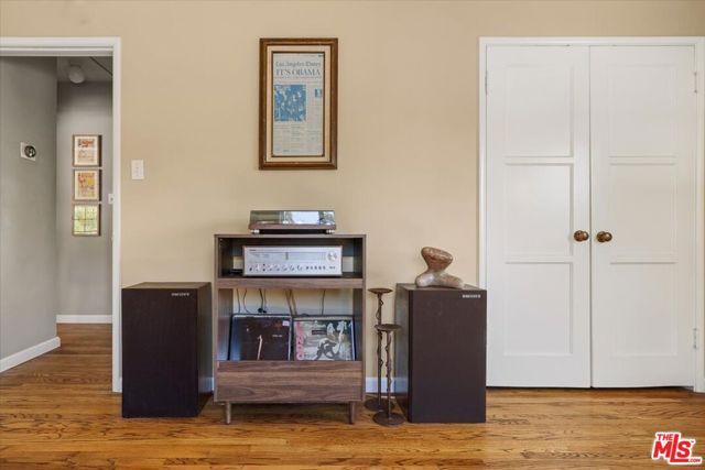 340 S Madison Way, Glendale CA: https://media.crmls.org/mediaz/d1616ea9-55fb-4312-b6e9-8dfa6e23a2e8.jpg