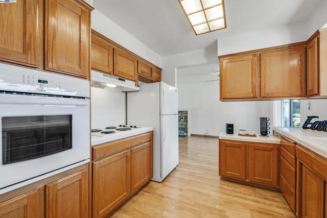 844 Wall St, Livermore CA: https://media.crmls.org/mediaz/d16171f8-d79a-4d73-bd92-d533d807f200.jpg