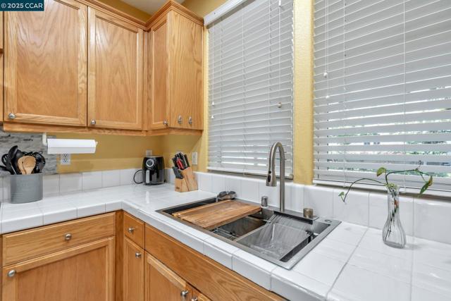 2036 Serra Ln, Hercules CA: https://media.crmls.org/mediaz/d161ba4b-146d-476c-8475-1475c6e56e82.jpg
