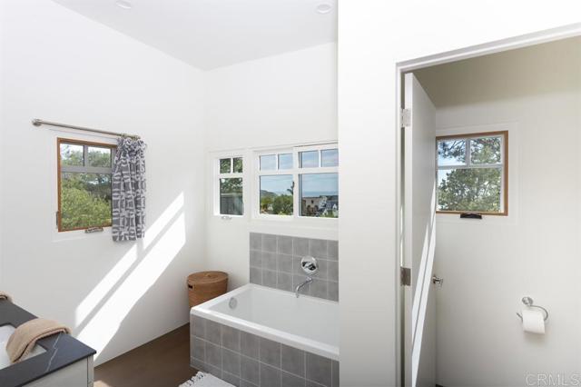 Detail Gallery Image 8 of 14 For 13069 via Lantina, Del Mar,  CA 92014 - 4 Beds | 4/1 Baths