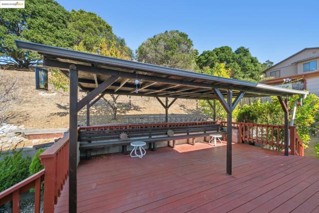 9090 Castlewood St, Oakland CA: https://media.crmls.org/mediaz/d163ada3-3962-4c75-821c-3f1269ed1927.jpg