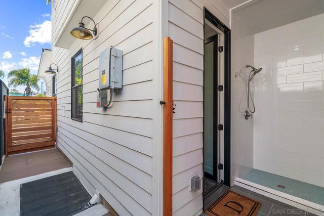 924 D Avenue, Coronado CA: https://media.crmls.org/mediaz/d163bc2b-f3b5-4326-9a62-c163630c8b9d.jpg