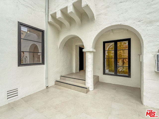 150 N Arnaz Drive, Beverly Hills CA: https://media.crmls.org/mediaz/d1644db9-9092-4a6e-9714-a813bd5e2642.jpg