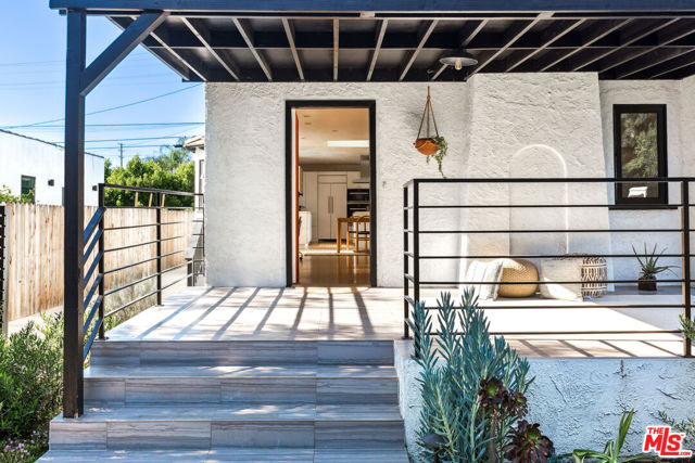 1491 Oak Grove Drive, Los Angeles CA: https://media.crmls.org/mediaz/d16486e9-cc59-4feb-a432-5c881b91e93e.jpg
